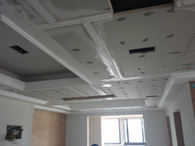 涂防銹漆及貼防裂繃帶。